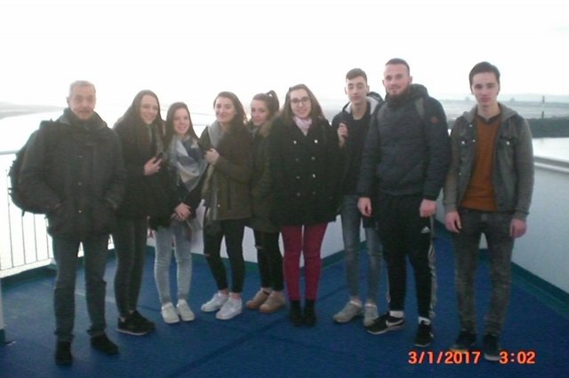 Les 8 jeunes et leur professeur d'anglais sur le ferry